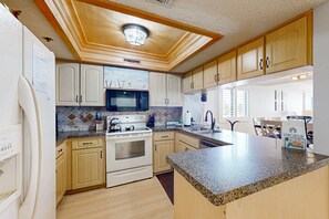 Fridge, microwave, oven, stovetop - Corner beach condo with Gulf views, beachside Pool & Hot tub (Indian Shores)