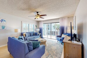 TV - Corner beach condo with Gulf views, beachside Pool & Hot tub (Indian Shores)