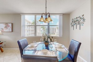 Dining - Water views family and snowbird friendly close to beaches WD AC Wifi (St. Petersburg)