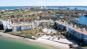 Ein Resort mit mehreren Gebäuden, einem Pool und einem Strand.