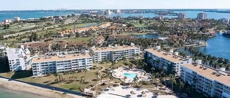 Un resort con varias construcciones, piscina y playa.