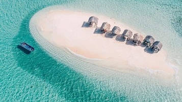Playa en los alrededores, camastros y toallas de playa