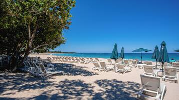 In Strandnähe, Liegestühle, Strandtücher