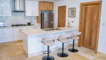 Geladeira, micro-ondas, cooktop, cafeteira/chaleira