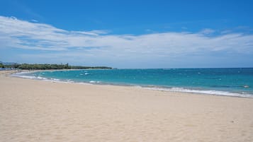 Perto da praia, espreguiçadeiras, toalhas de praia