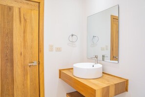 Dusch, hårtork, handdukar och tvål