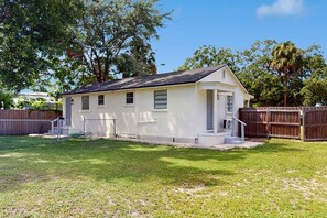 Exterior - Centrally located comfortable duplex unit with AC kitchen with enclosed yard (Tampa)
