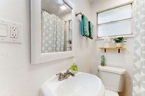 Douche, sèche-cheveux, serviettes fournies