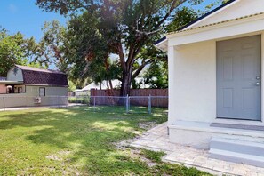 Property grounds - Centrally located comfortable duplex unit with AC kitchen with enclosed yard (Tampa)