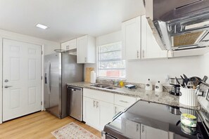 冰箱、微波炉、烤箱、炉灶