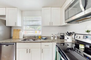 Fridge, microwave, oven, stovetop - Centrally located comfortable duplex unit with AC kitchen with enclosed yard (Tampa)