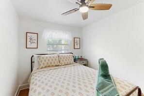 1 bedroom, WiFi, bed sheets - Centrally located comfortable duplex unit with AC kitchen with enclosed yard (Tampa)