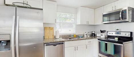 Refrigerador, microondas, horno, placa de cocina