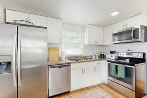Fridge, microwave, oven, stovetop - Centrally located comfortable duplex unit with AC kitchen with enclosed yard (Tampa)