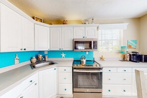 冷蔵庫、電子レンジ、オーブン、コンロ