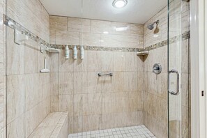 Shower, hair dryer, towels, shampoo - Beautiful corner condo with ample balcony beach views WD heated pool pool spa (Madeira Beach)