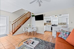 Televisio, DVD-soitin, kirjoja, työhuone