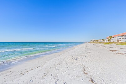 Delightful condo with beach and pool access, washer/dryer