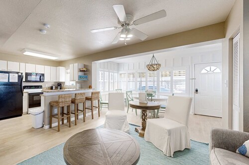 Gulf front beach cottage with full kitchen and central AC