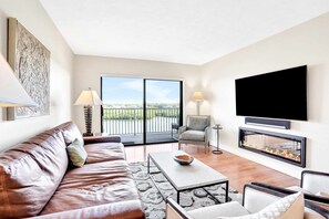 TV, peis, stereoanlegg og kontorer