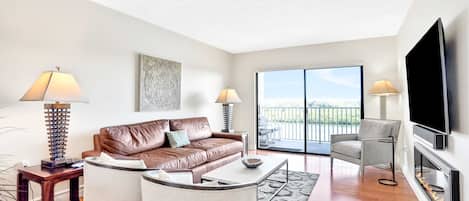 Télévision, cheminée, chaîne hi-fi, espaces bureaux