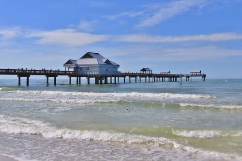 Beautiful condo minutes form beach with WiFi AC and pool One dog OK