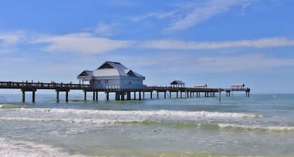 Beautiful condo minutes form beach with WiFi AC and pool One dog OK