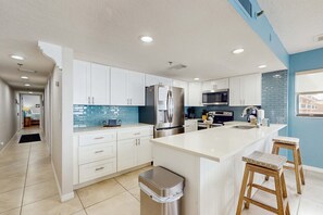 Kjøleskap, mikrobølgeovn, ovn og kokeplater