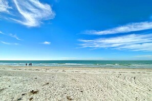 På stranden