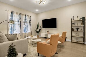 TV, offices - Stunning dog friendly townhome in upscale Hyde Park walk to dining nightlife (Tampa)