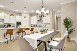 Dining - Stunning dog friendly townhome in upscale Hyde Park walk to dining nightlife (Tampa)