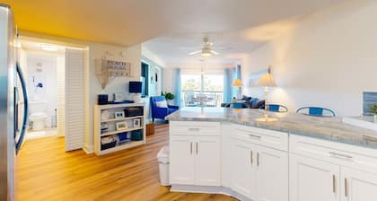 Inviting gem on St. Pete Beach with AC & washer/dryer - snowbird-friendly