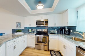 ثلاجة، ميكروويف، فرن، موقد طهي مسطح