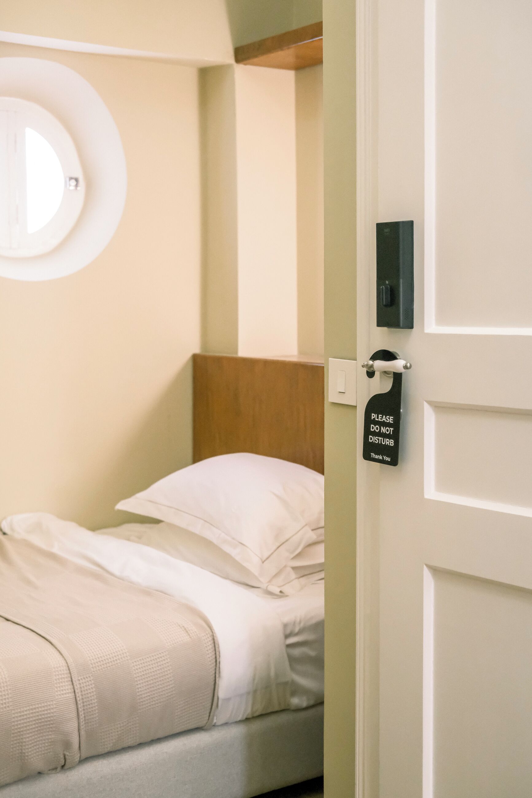 Kamar Deluks | Ruang kerja ramah laptop, setrika/meja setrika, dan Wi-Fi gratis