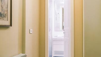 Laptop workspace, iron/ironing board, free WiFi