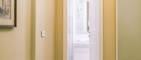 Laptop workspace, iron/ironing board, free WiFi