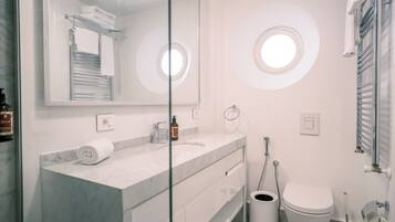 Laptop workspace, iron/ironing board, free WiFi