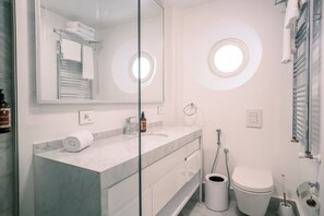 Deluxe Room | Laptop workspace, iron/ironing board, free WiFi