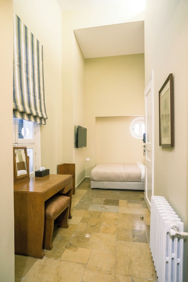 Deluxe Room | Laptop workspace, iron/ironing board, free WiFi