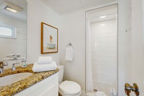 Shower, hair dryer, towels, shampoo - Ground floor getaway with a heated pool and central AC walk to the beach (St. Pete Beach)