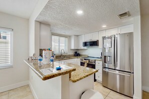 Kjøleskap, mikrobølgeovn, ovn og kokeplater