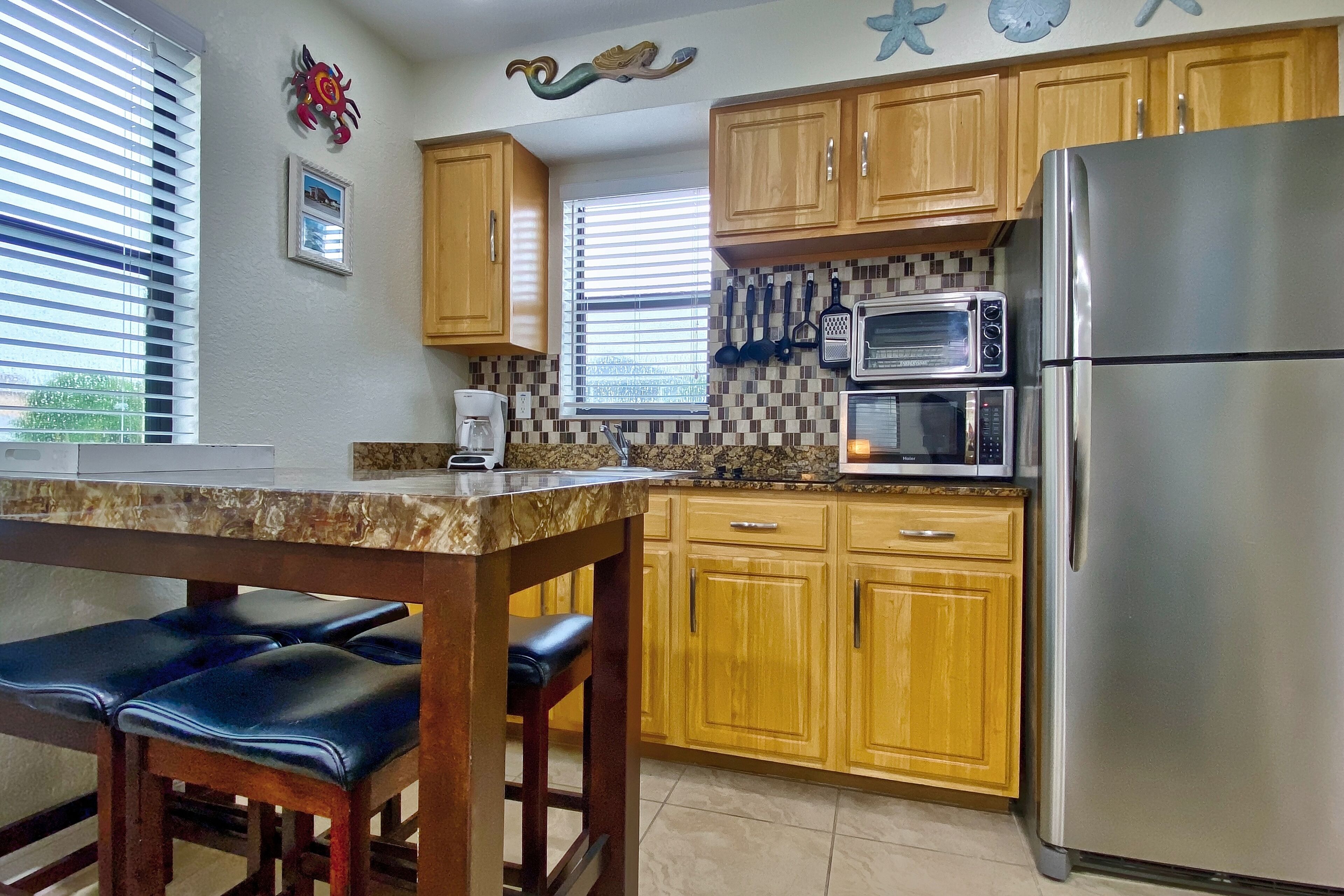 Kühlschrank, Mikrowelle, Wasserkocher mit Kaffee-/Teezubehör