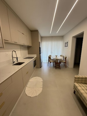 Căn hộ Deluxe, quang cảnh bãi biển | Bếp riêng | Tủ lạnh, lò vi sóng, dụng cụ nấu nướng/bát dĩa/dao nĩa 