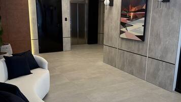 Deluxe Apartment, Beach View | Interior