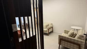 Apartament Deluxe, vistes a la platja | Sala d'estar | Televisor intel·ligent de 50 polzades amb canals digitals i Netflix