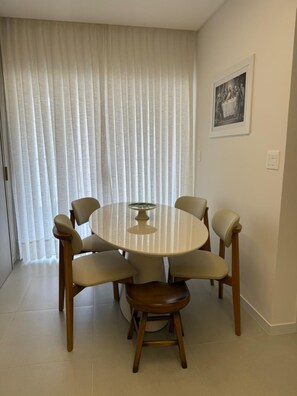 Deluxe Apartment, Beach View | Dining room - Apartamento Orizzon Prime - Itapema - SC (Itapema)