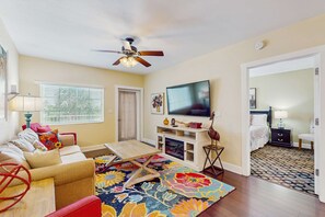 TV - Stylish snowbird friendly condo near the beach with AC and WD dog friendly (Indian Rocks Beach)