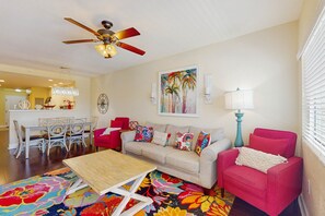 TV - Stylish snowbird friendly condo near the beach with AC and WD dog friendly (Indian Rocks Beach)