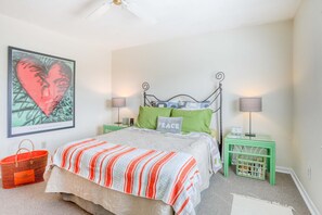 2 bedrooms, desk, WiFi, bed sheets
