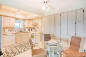 Kjøleskap, mikrobølgeovn, ovn og kokeplater